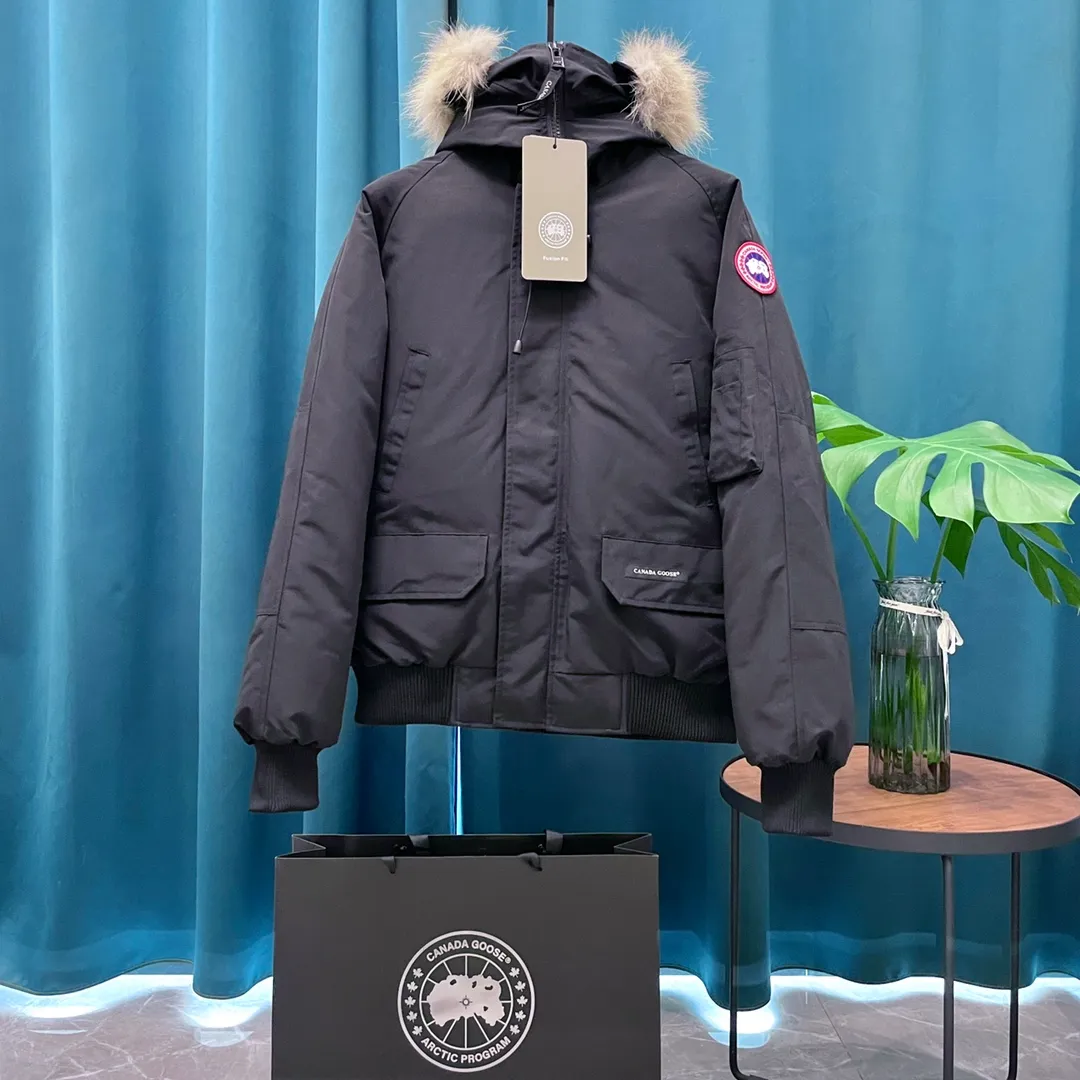P760 Canada Goose➡️Canada🦢 Down Jacket The fabric is made of Feather-Light 10D waterproof coated fabric. It is made of 84.5 polyester fiber and 15.5 cotton. The surface is treated with a special Teflon protective coating produced by DuPont to be windproof and splash-proof, and makes the clothing anti-pollution and long-lasting. The fur collar is made of imported coyote hair. Green wolf breed is thick and luxurious. High fluffiness. The coat color is green and bright. Original Yoshida Kogyo Kabushikigaisha zipper, top-grade zinc alloy electroplated zipper with the highest specification. Using precise Japanese craftsmanship, raw materials and management methods. Each zipper can withstand 100,000+ openings and closings. Ask Anyne Shoknows holographic laser anti-counterfeiting label. Main label double-line 9-needle locking stranded embroidery. Electronic digital automatic embroidery. Maple leaves with sharp edges. One-piece seamless cuffs. The original version is consistent with the official length of 13cm. All seals are marked with dates. All inner liner are overcoated. Overcoating means sewing the entire inner liner. On the one hand, it is to prevent the velvet from running off. On the other hand, it can keep the stiffness of the clothes. Same style for men and women. Size: XS S M L XL XXL